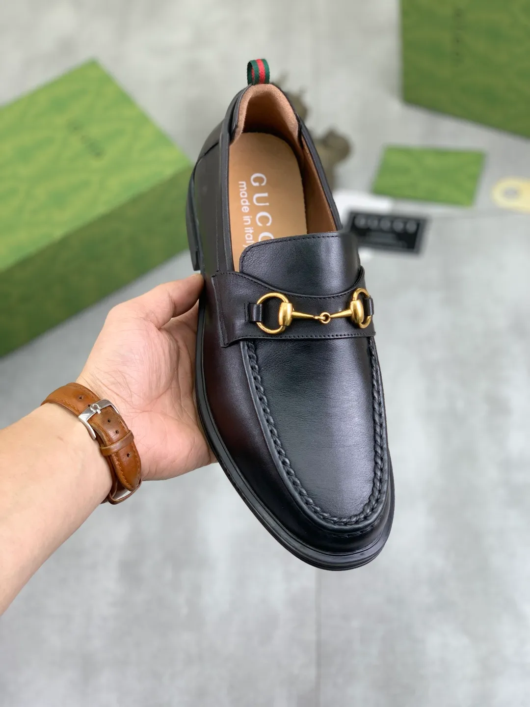 Men's shoes💰P500💰【New model, soft and comfortable Gucci classic business leather shoes hot selection (Gucci) official website latest Gucci 🎁 business leather shoes, hot style 💥 simple and elegant style, exclusive for trendy men. Unique official website latest brand original double G embossed element 👑Gucci Original decoration, fashionable and generous, made of original calfskin ✅ fully imported first-layer pigskin lining, official website designated wear-resistant, rubber business outsole, real-life photos of classic models at the counter 🎬38-44 (customized for 45) 3⃣️ colors available